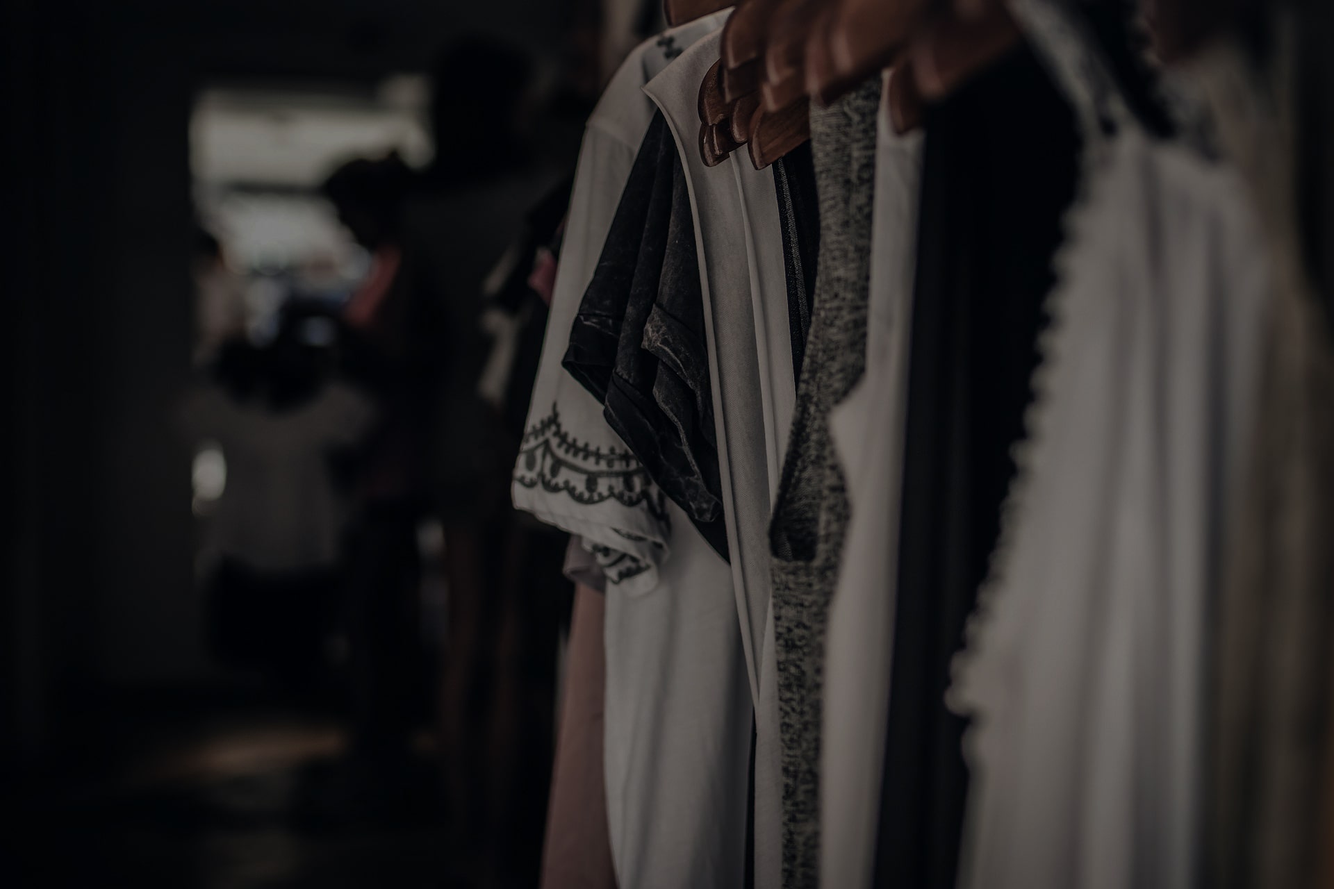 Ropa colgada en tienda